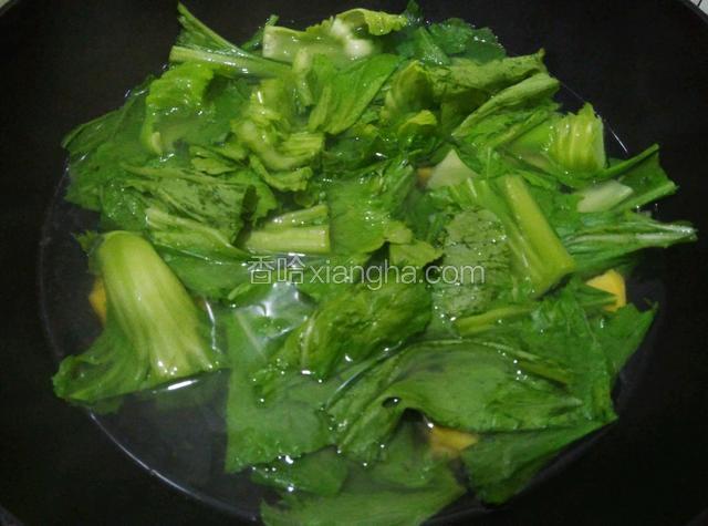 放芥菜、滴几滴食用油、大火煮开小火煮五分钟