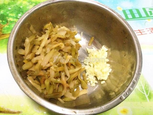 榨菜洗去菜汁,蒜头剁成沫.