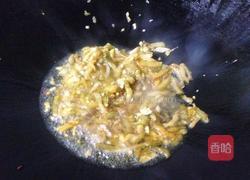 黄金蛋炒榨菜丝的做法图解4