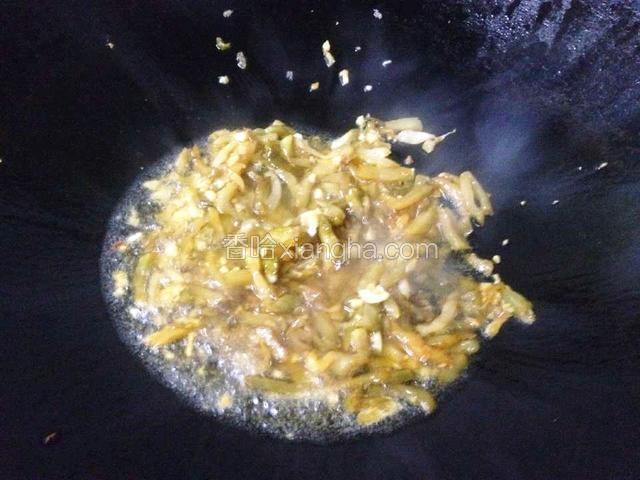调入少许生抽,炒匀.