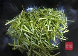 芦蒿炒咸肉丝的做法图解4