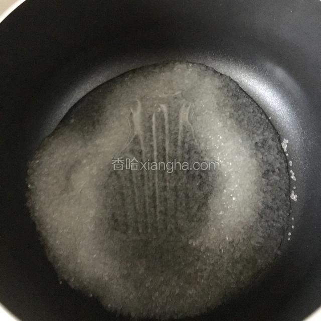 然后开始煮焦糖，在煮锅里放入70的白糖和30ml的水煮沸转中小火，不断搅拌煮至变棕褐色.