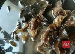 核桃木耳炒肉片的做法图解1