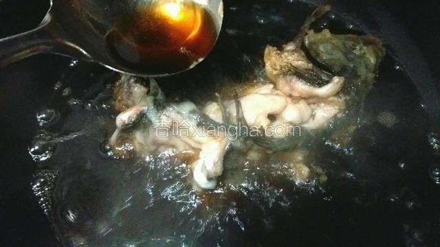 炸糊基本成型后，把整条鱼按照需要的形状整体曲卷入油锅炸透，露出油的部分要用手勺不断浇热油，呈金黄色，壳硬成型就可以了。把鱼捞出试盘，如果鱼站不住可以用炸糊配炸一个支撑使鱼立稳。然后待油温升高将鱼复炸一次。