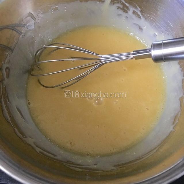 把蛋液搅匀搅再加入巧克力液再搅匀.
