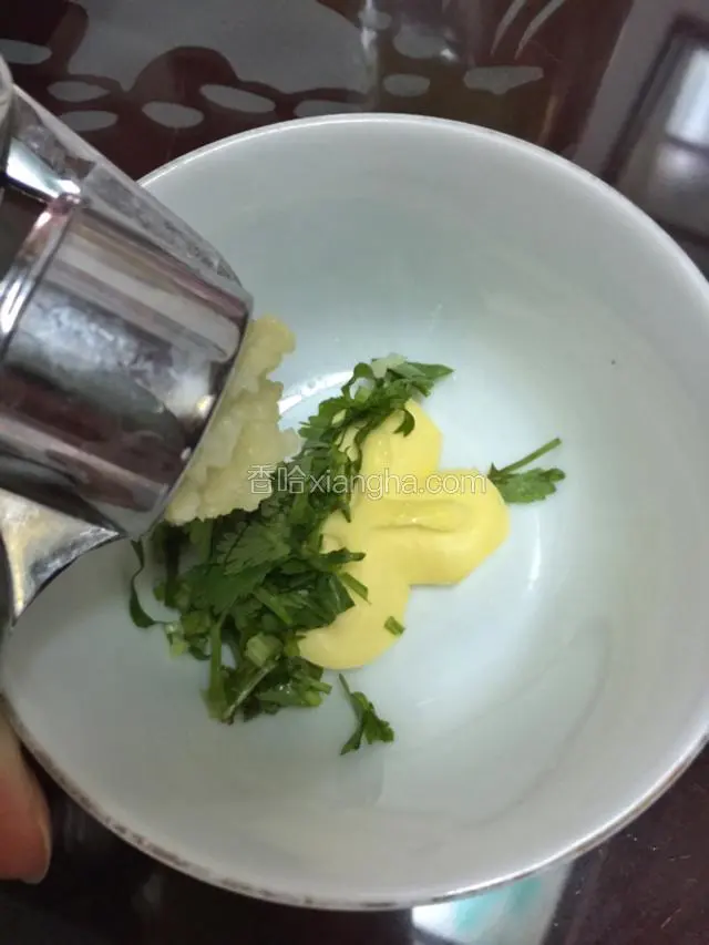 黄油混合蒜泥、香菜末、盐