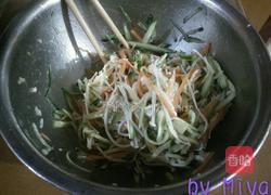 炝拌黄瓜金针菇的做法图解4