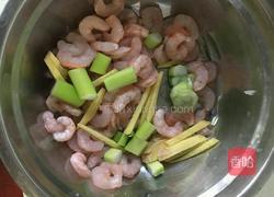 虫草花炒虾仁的做法图解2