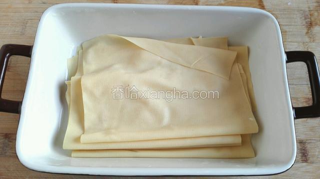 干豆腐用热水烫一下备用