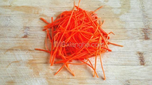 胡萝卜切长丝用热水焯一下，冲凉备用