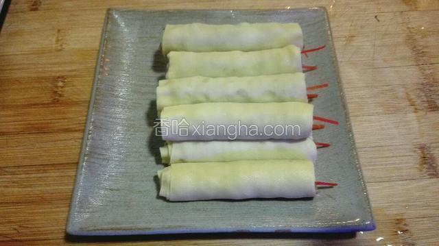 冷水上锅，水开后蒸6分钟左右即可出锅