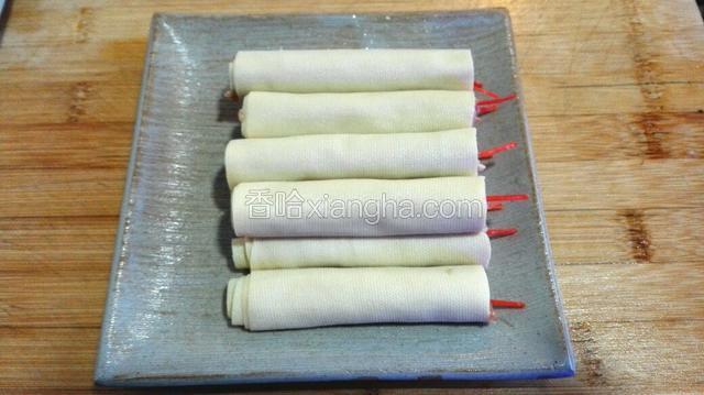 依次将爆竹都卷好装入盘中