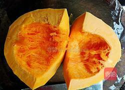 虾米焖南瓜的做法图解1