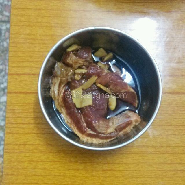 先做叉烧，把瘦肉洗净，加入白糖，盐，料酒，姜，酱油淹制两个小时