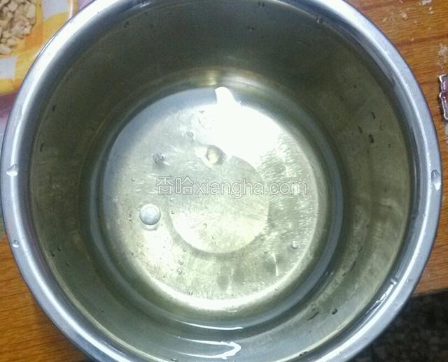 盆中倒入适量水和油