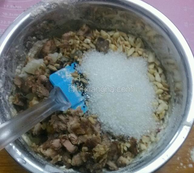 把糯米粉和各种馅料倒入，加入白糖