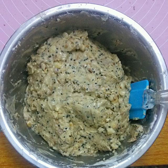 把馅料调好搅拌均匀待用