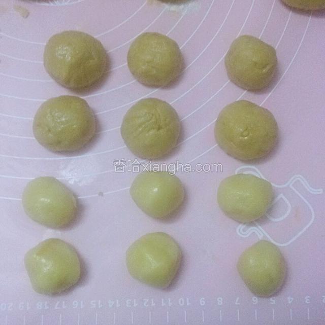 把两种面皮分成同等份量的小面团