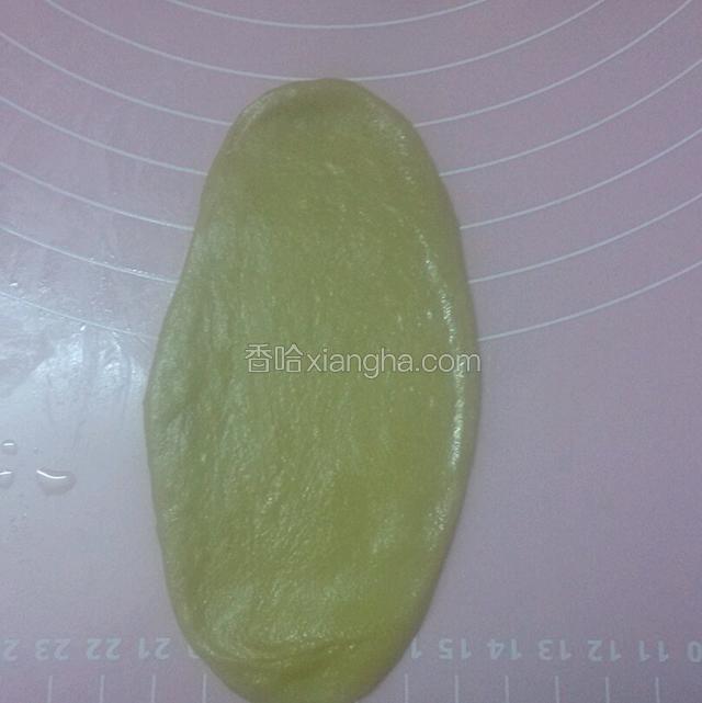 把包好的面皮擀成面皮