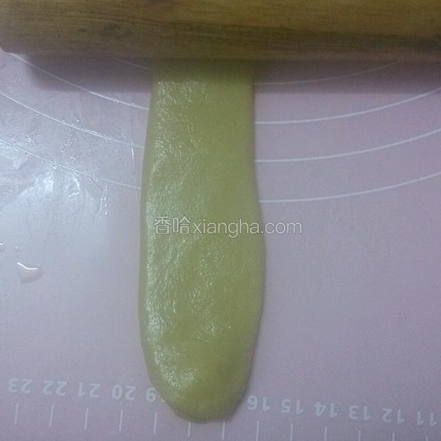 在擀成长条形面皮