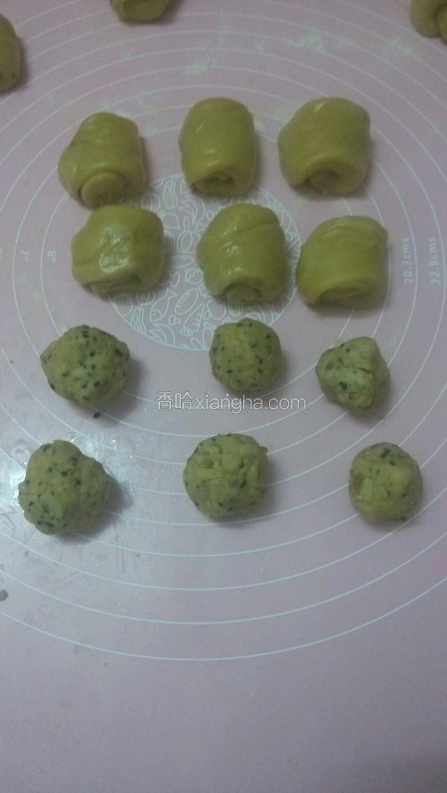把馅料搓成圆形