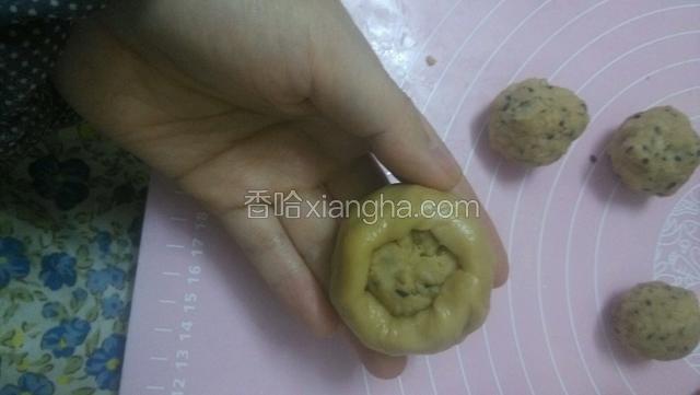 取一个面皮捏煸放入馅料
