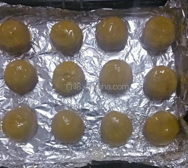 放入铺好油纸的烤盘中，刷上蛋黄液