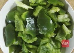 青椒炒冬瓜过年的时候吃太多肉，来一道这样清淡的菜，解解油腻，很不错的。的做法图解1