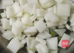 青椒炒冬瓜过年的时候吃太多肉，来一道这样清淡的菜，解解油腻，很不错的。的做法图解4