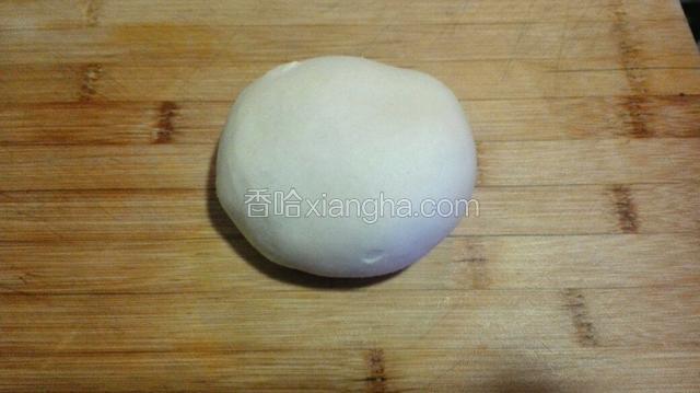 冷水和面，加少许盐和色拉油，揉成团饧15分钟