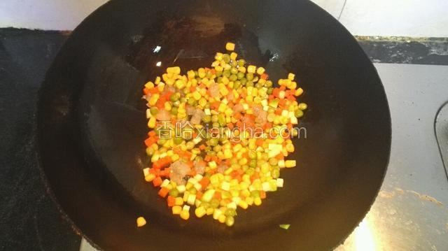 热锅烧油，将混合好的五丁放入锅内，加盐，花椒粉，鸡精煸炒至虾变颜色即可，盛出备用