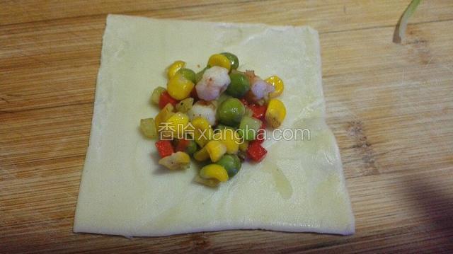 将炒好的五丁包入馄饨皮中，用香菜将口扎上