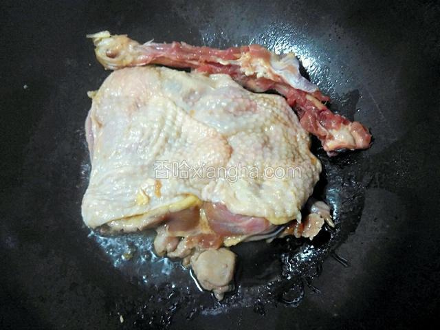 油温七成热，将腌制好的鸡腿肉放入锅中油煎。鸡骨头也放进去一起煎。刚放进去不要急着翻面，让鸡腿肉小火慢慢煎。