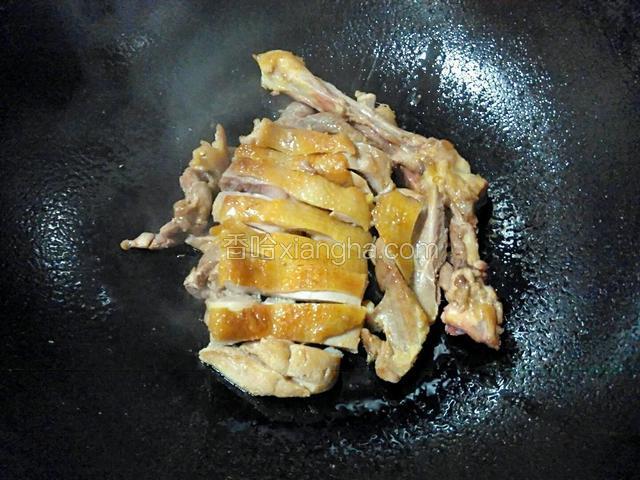 将切好的鸡腿肉码入锅中。鸡腿骨也放进去一起煮，不要浪费。