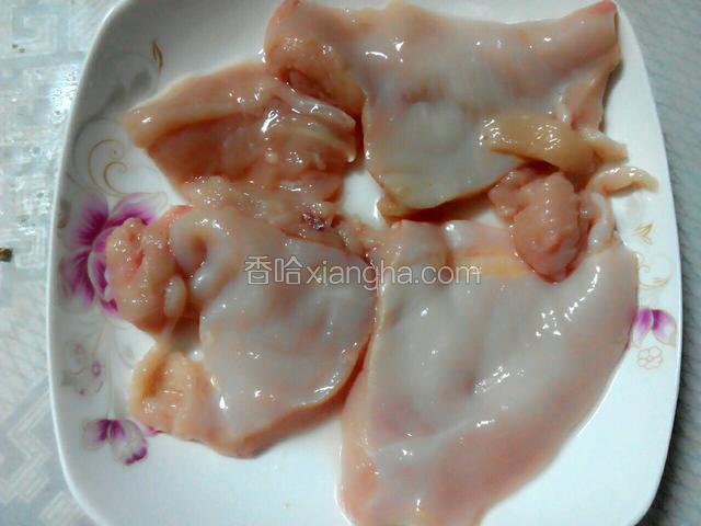 鸡胸肉三块清洗干净