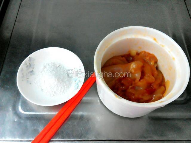 腌制好鸡肉，准备番薯粉