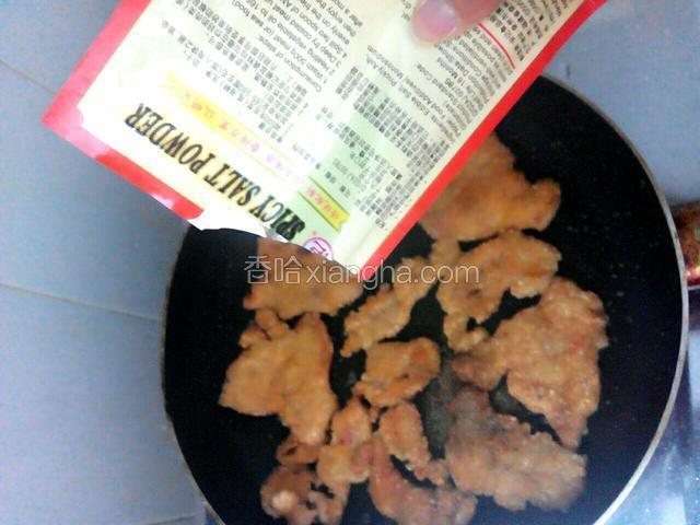 煎至熟，两面金黄，洒下少许的椒盐粉，两面洒均匀