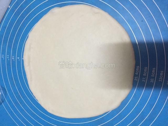 把醒发的面团揉匀擀成饼状