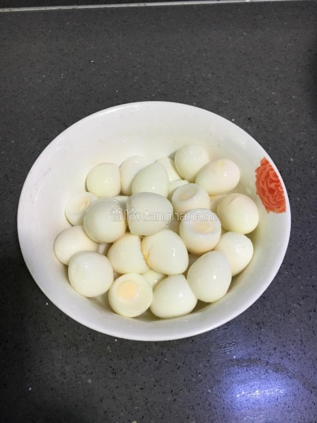 剥好的鹌鹑蛋。