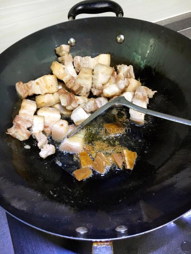 然后放入红糖改小火慢慢炒至上糖色。