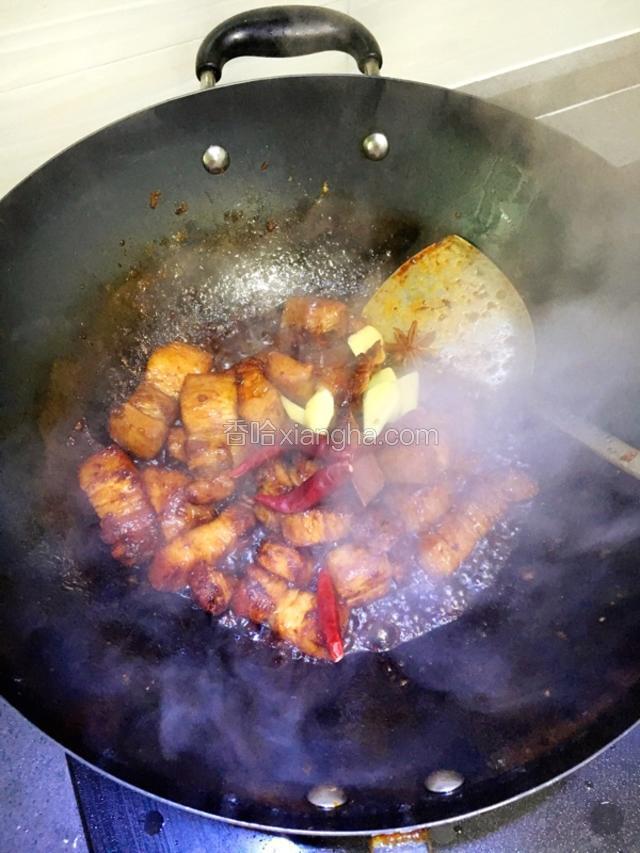 上好糖色后，放入八角桂皮，生抽，料酒，红烧酱油上色。加入姜片和干辣椒，葱白一起下锅。