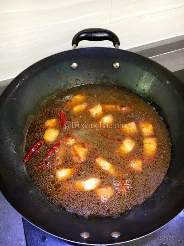 上色后，加入没过五花肉的热水改大火煮开。
