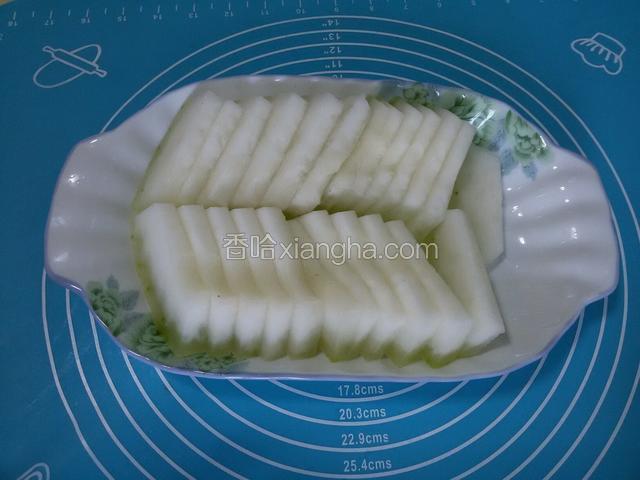 冬瓜去皮洗净切厚片摆盘