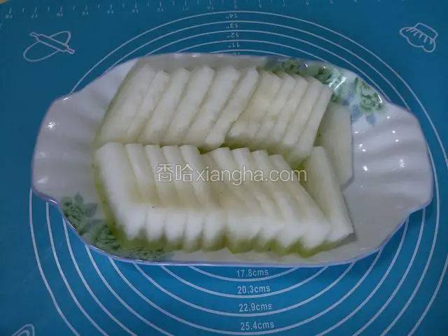 冬瓜去皮洗净切厚片摆盘