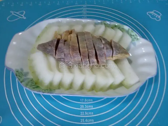 泡好的鸭腿摆放在冬瓜上面
