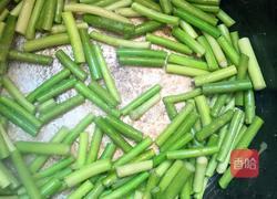 蒜苗炒肉的做法图解4