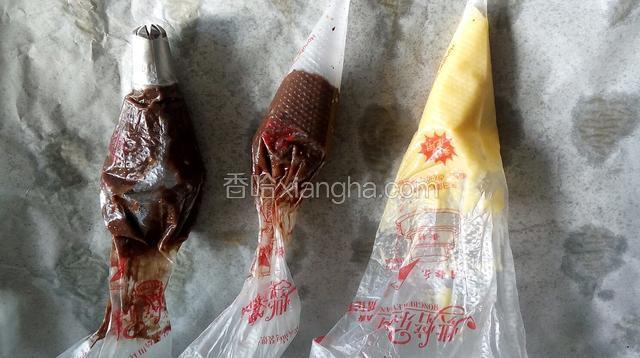 用中号六齿或八齿裱花嘴，裱花袋里盛2/3面糊，剩下1/3面盛入另一个裱花嘴中，剪出小口。