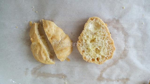 把烤好的天鹅身体一分为二，上面的一半再一分为二切开，如图