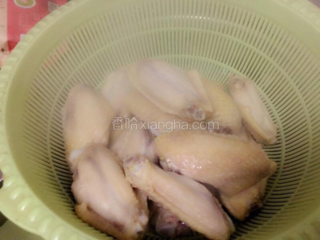 鸡翅冷水下锅，烧开，捞出待用