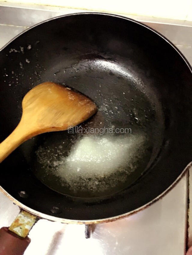 锅内倒油，烧热，放白糖